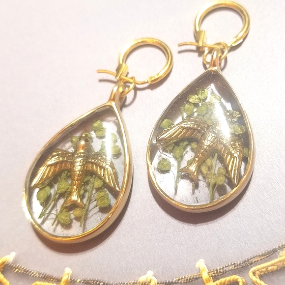 NATURAL HEATHER w/ Brass Birds MzMax Resin Designs Earrings - Picture 2 of 7